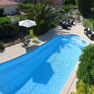 https://au-reveil-des-cigales.fr-provencehotel.com